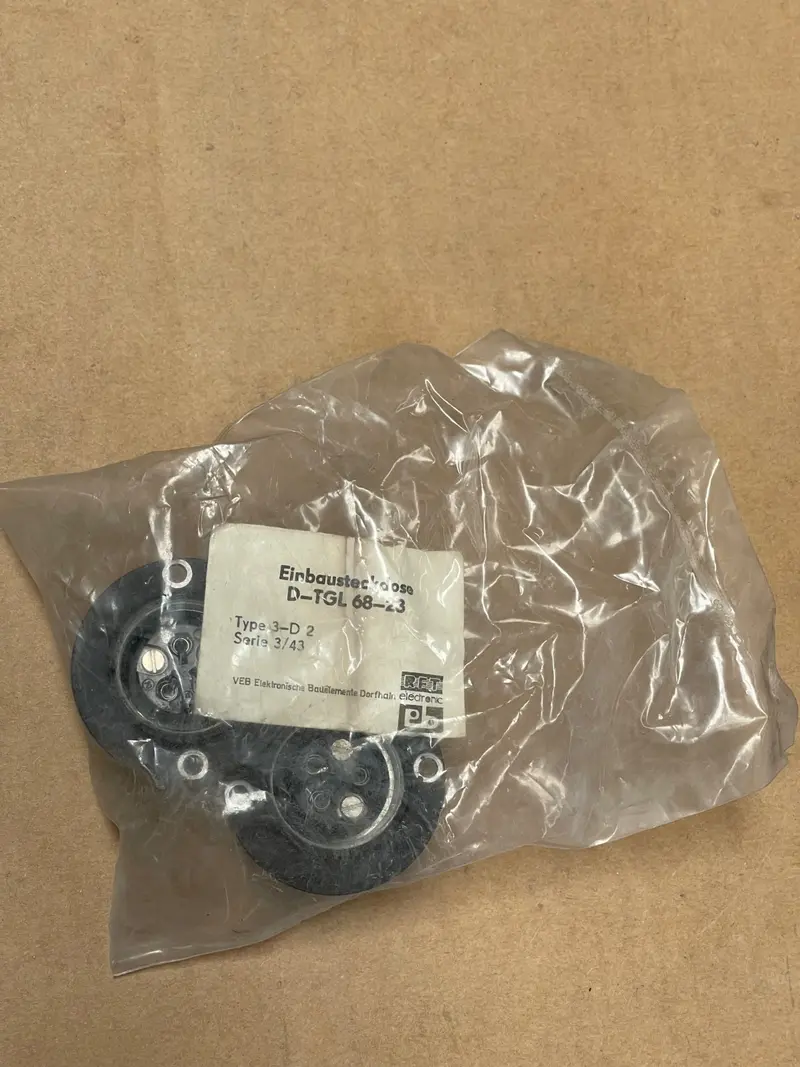 2PCs VEB – D-TGL 68-23 – Einbausteckdose Type 3-D 2
